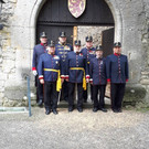 Gruppenbild vor der Stammburg der Vorfahren unseres Regimentsinhabers.jpg