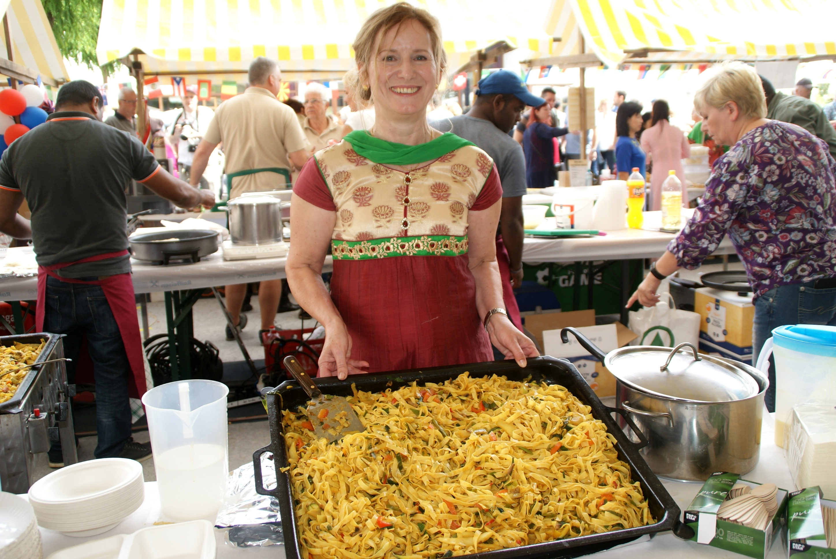 Maria mit einem Nudelgericht aus Sri Lanka.JPG
