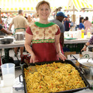 Maria mit einem Nudelgericht aus Sri Lanka.JPG