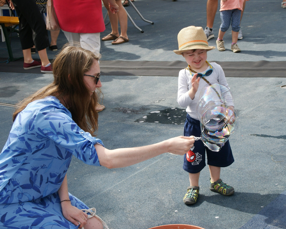 Riesen Seifenblasen am Kirchplatz 1.JPG