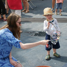 Riesen Seifenblasen am Kirchplatz 1.JPG