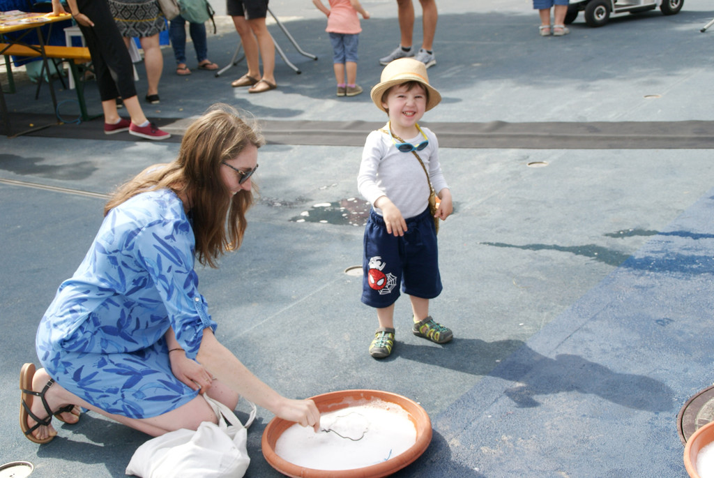 Riesen Seifenblasen am Kirchplatz.JPG