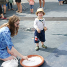 Riesen Seifenblasen am Kirchplatz.JPG