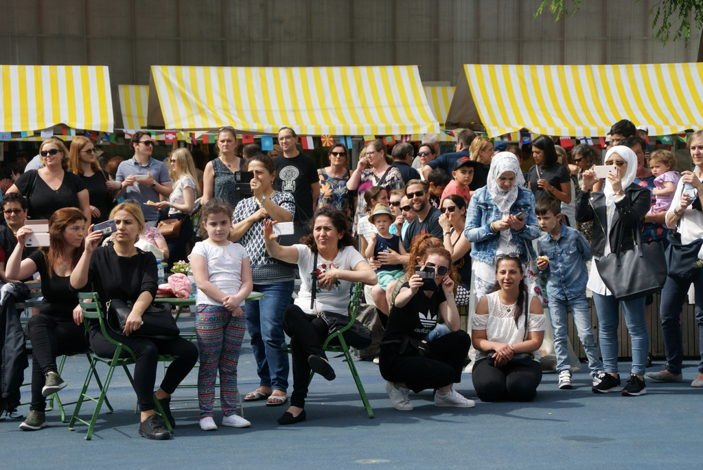 Zahlreiche Besucher am Kirchplatz.JPG