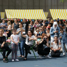 Zahlreiche Besucher am Kirchplatz.JPG