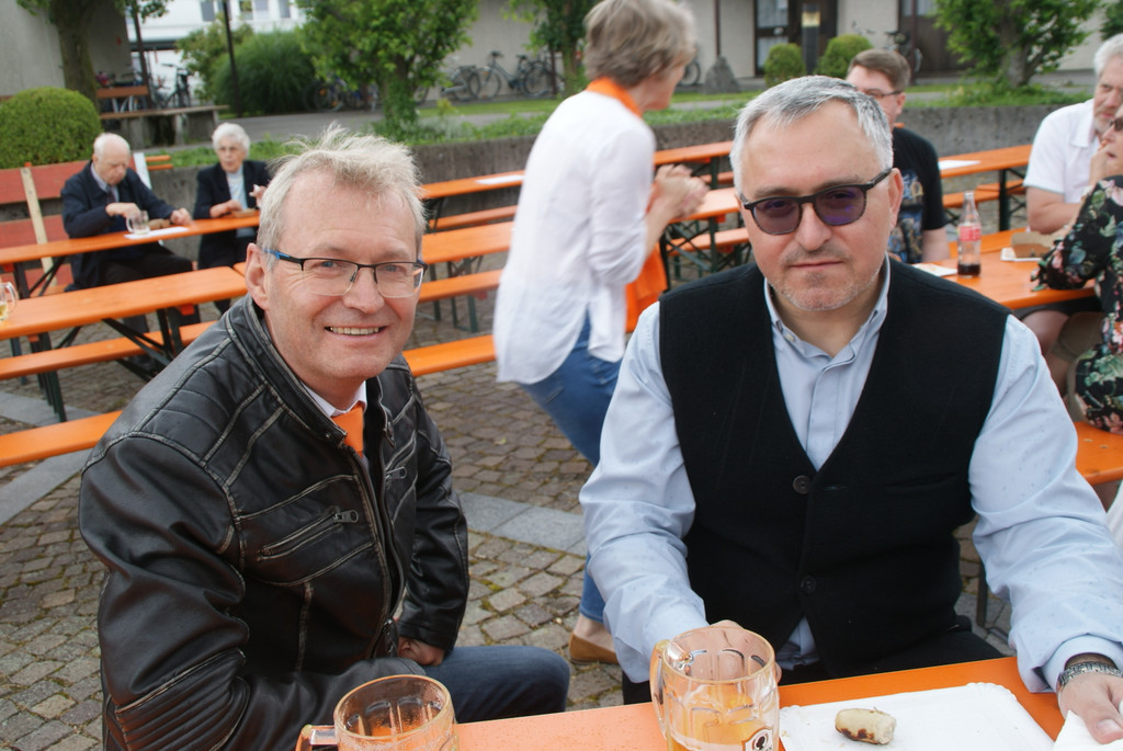 v_li_ Chorleiter Helmut Sieber_ Anton Cobzariu Pfarrmoderator_.JPG