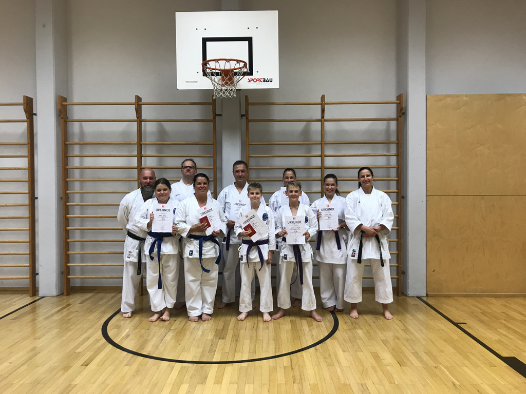 Gruppenfoto Blau bis Braun.JPG