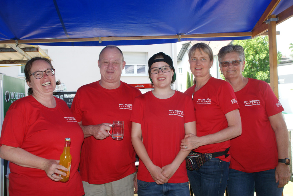 Die Concordianer bewirteten fr__hlich ihre G__ste.JPG