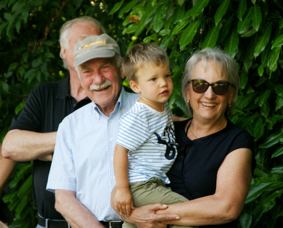 Gute Laune beim Sandar-Umzug.JPG