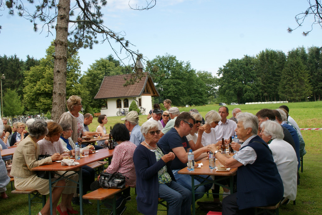 Nach der Messe wurde gefeiert.JPG