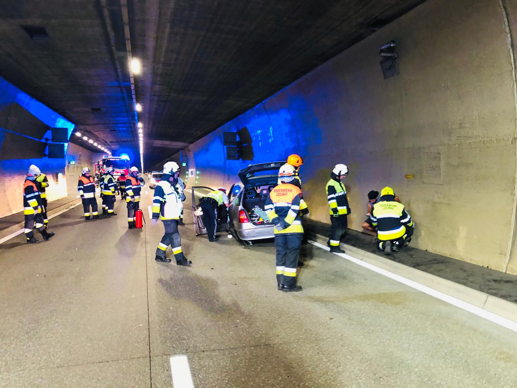Verkehrsunfall im Pf__ndertunnel I - VOL_AT - Roland Vlach.JPG