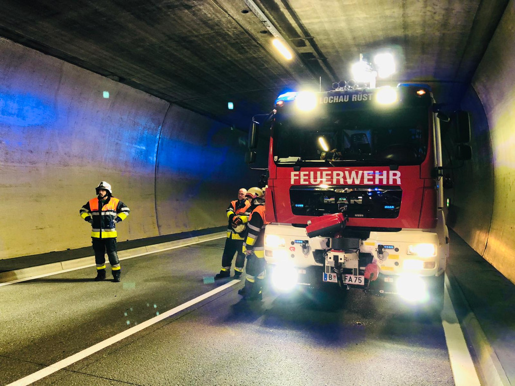 Verkehrsunfall im Pf__ndertunnel IX - VOL_AT - Roland Vlach.JPG
