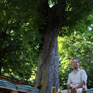 _IMG_9528 Dietmar Bertschler in seinem Biergartenlokal Frohe Aussicht.JPG