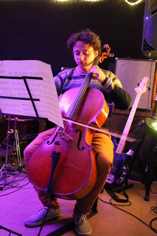 IMG_gMJvuZfz Juan Camillo spielt zur Eroeffnung.JPG