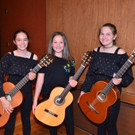 Schulveranstaltung Klostertal Mirjam_ Paula und Antonia spielten mit ihren Gitarren auf der B__hne _2_.jpg