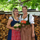 Weinfest Stallehr Festdamen Nicole und Saskia _3_.jpg