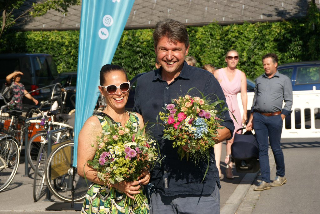 Kurt und Beate Fischer - Blumen zur Er__ffnung.JPG
