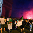Algerische Fans feiern in Paris nach Algerien-Sieg im Afrika-Cup