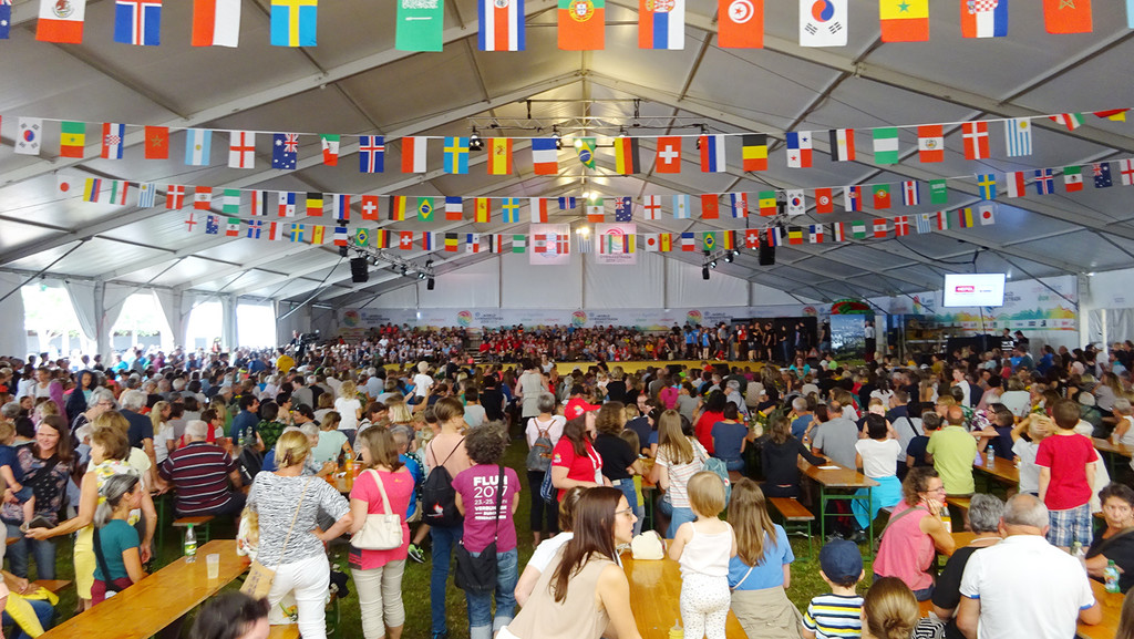 1500-Gymnae wolfurt volles Zelt.jpg