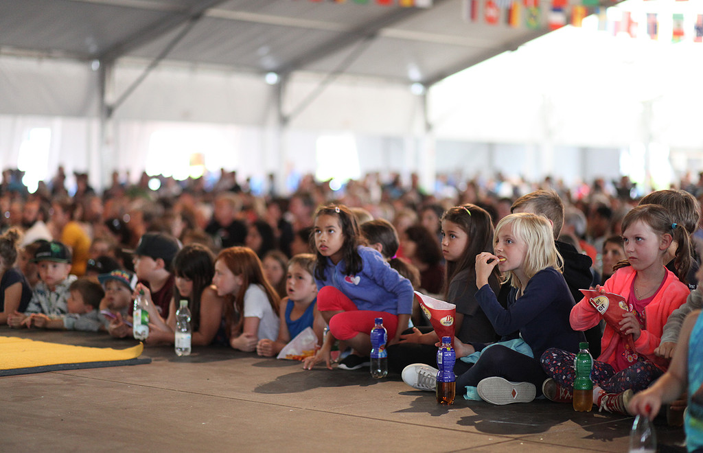 1500-Zuschauer Kinder Wolfurt Gymnaestada Aussenb__hne.jpg