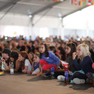 1500-Zuschauer Kinder Wolfurt Gymnaestada Aussenb__hne.jpg