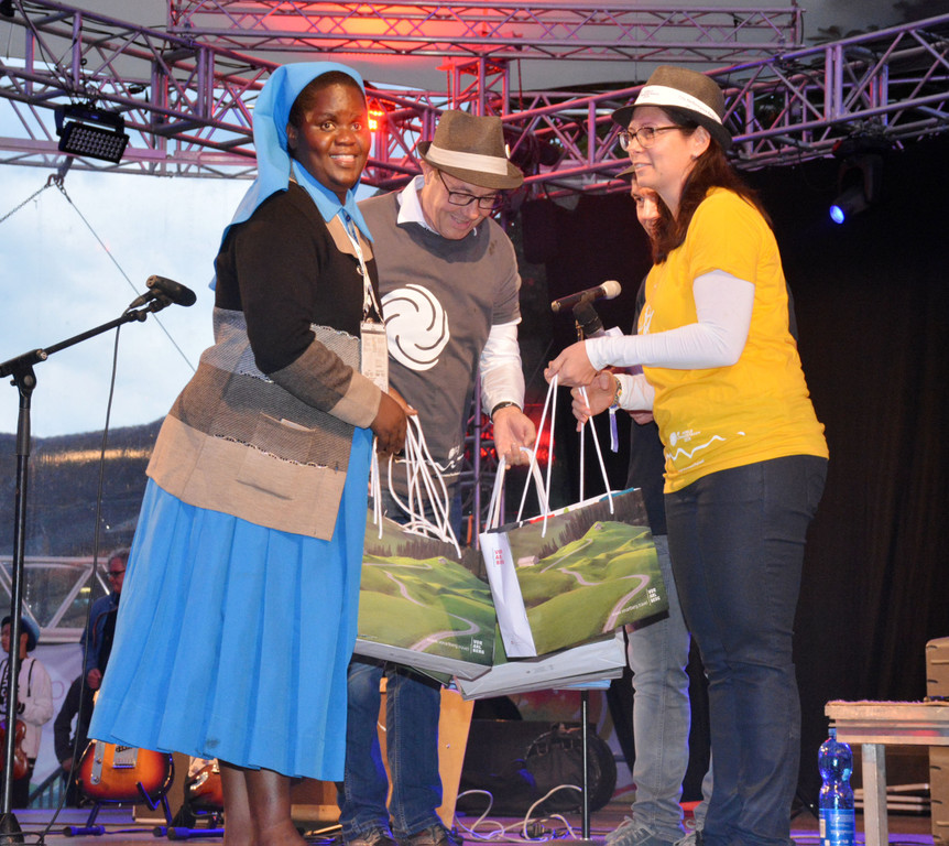 08_Geschenke an Schwester Theresa aus Malawi __ Wolfgang Friedl.JPG
