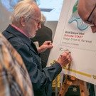 03_Designer Ernst Beranek beim Signieren der Sonderbriefmarke.jpg