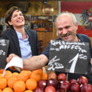 SPÖ-Chefin Rendi-Wagner am Naschmarkt