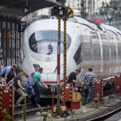 Mann stößt Achtjährigen vor Zug