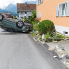 Auto landet in Schlins auf dem Dach