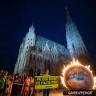 Greenpeace: Brennende Erdkugel in Wien