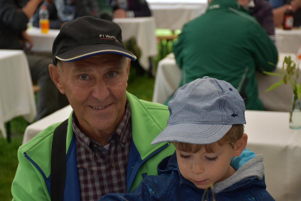 Klein und Gro__ beim Grillfest.JPG