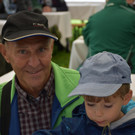 Klein und Gro__ beim Grillfest.JPG