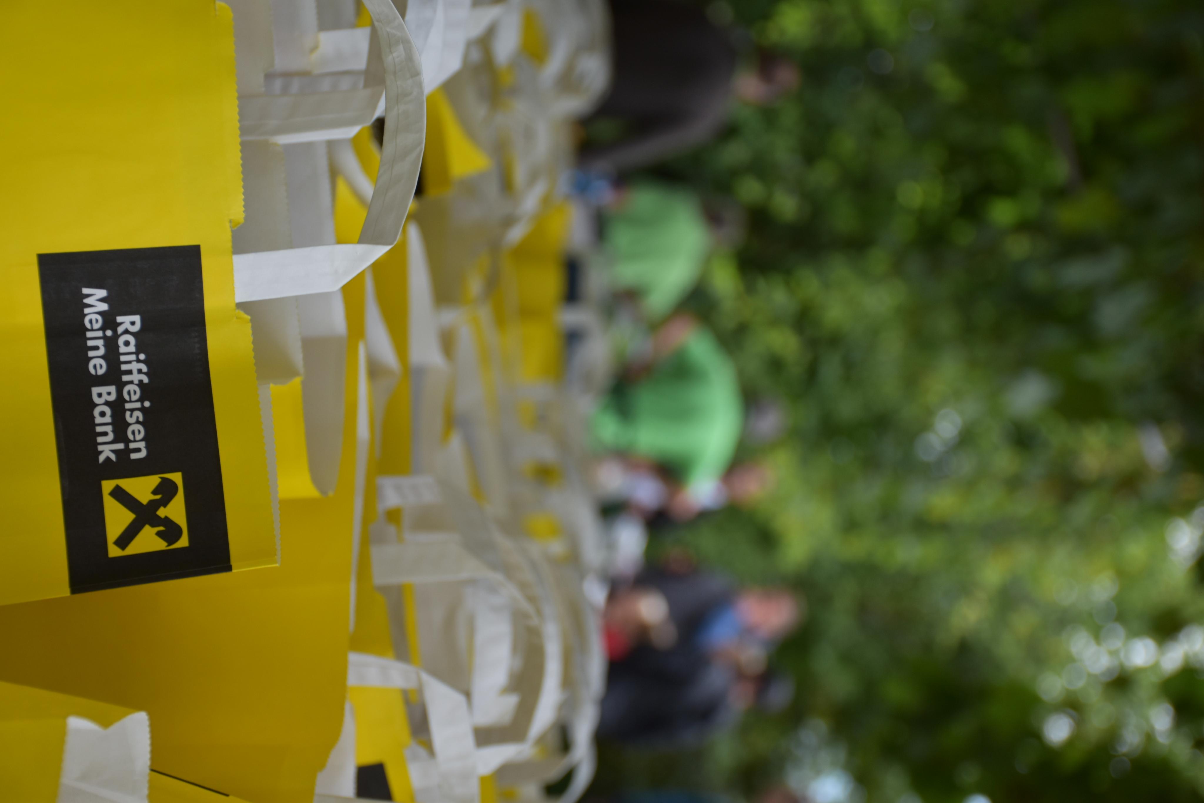 Sponsoring durch lokale Wirtschaftstreibende.JPG