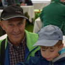 Klein und Gro__ beim Grillfest.JPG