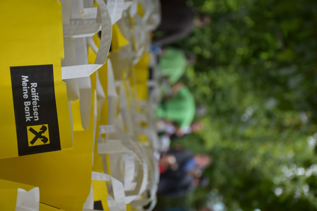 Sponsoring durch lokale Wirtschaftstreibende.JPG