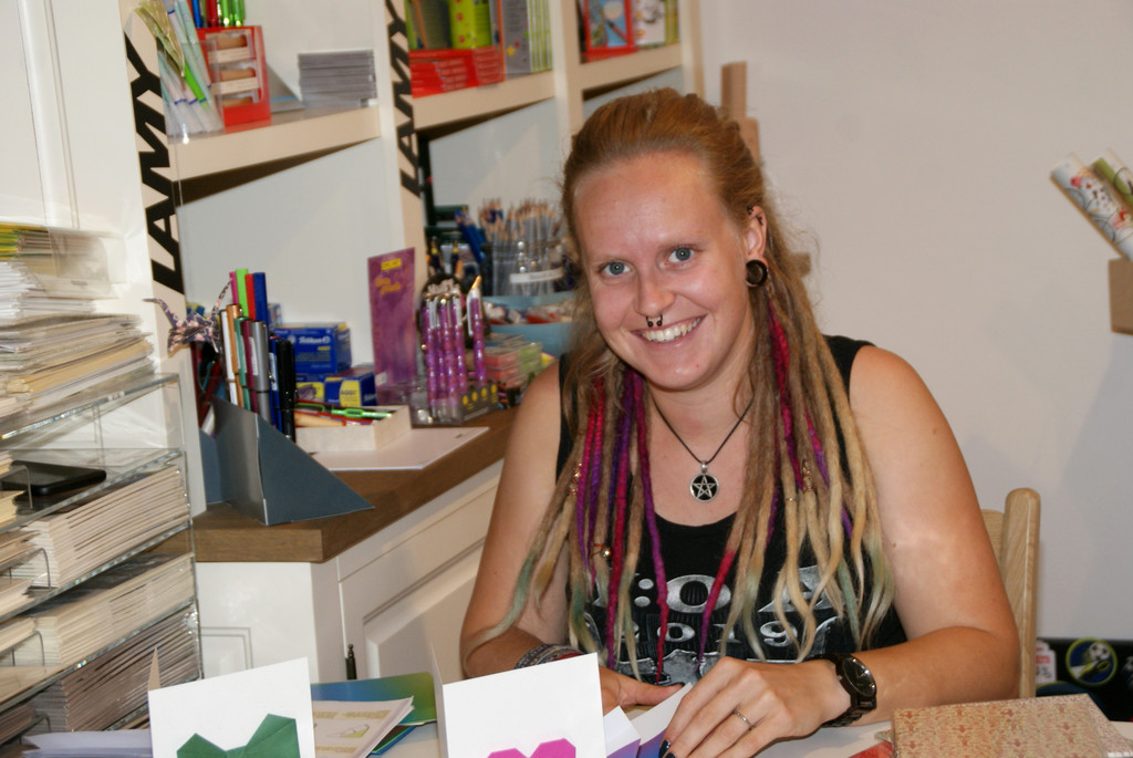 Lena bastelt Origami.JPG