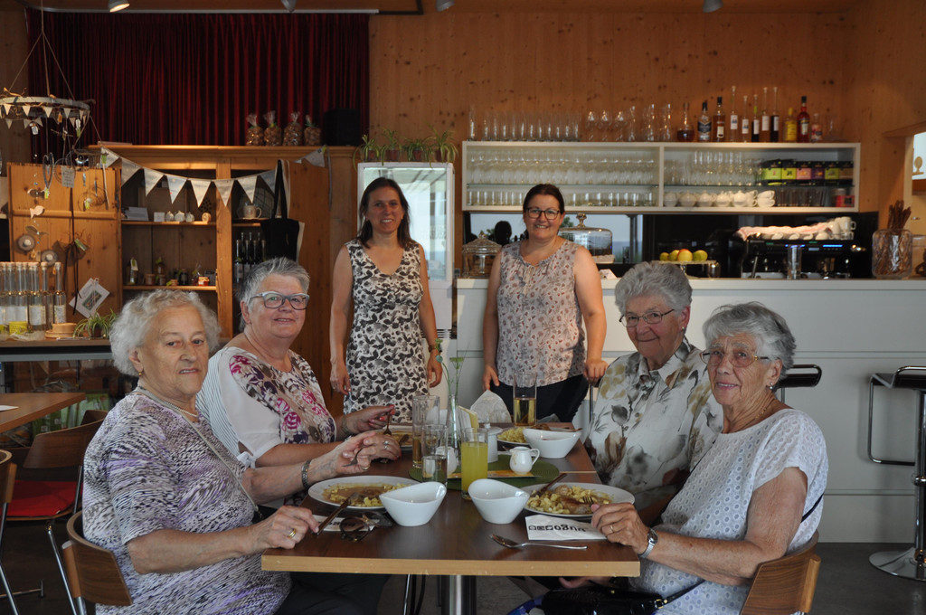 Eine kleine Runde beim ersten Mittagessen im bugo mit den MOHI-Betreuerinnen Sigrid Terzer und Hedi Frainer.JPG