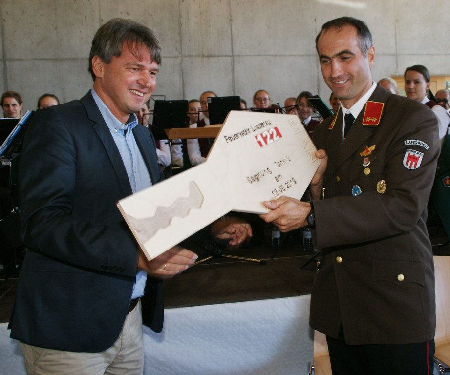 Kurt Fischer und Florian Kremmel - feierliche Schl__ssel__bergabe.JPG