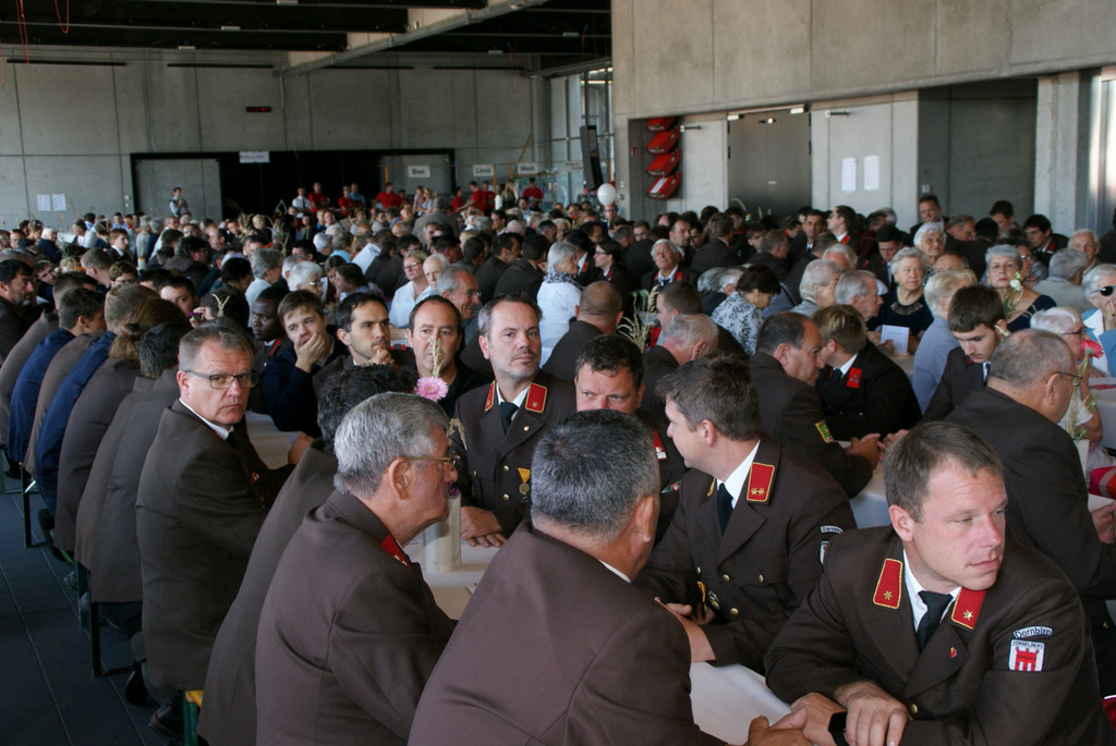 Zahlreiche G__ste nahmen an der Fahrzeugweihe teil.JPG