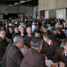 Zahlreiche G__ste nahmen an der Fahrzeugweihe teil.JPG