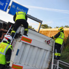 Lkw-Anhänger au fder A2: Bilder des Einsatzes