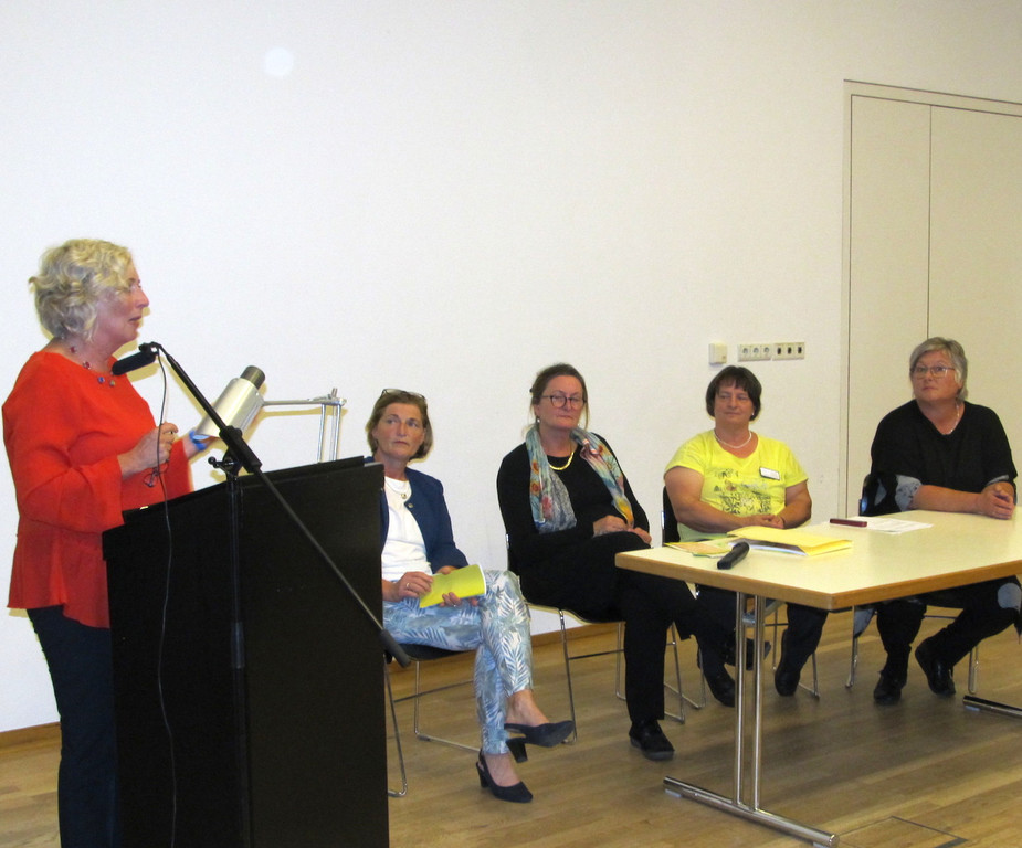 Pflege1c LR_Podium.jpg