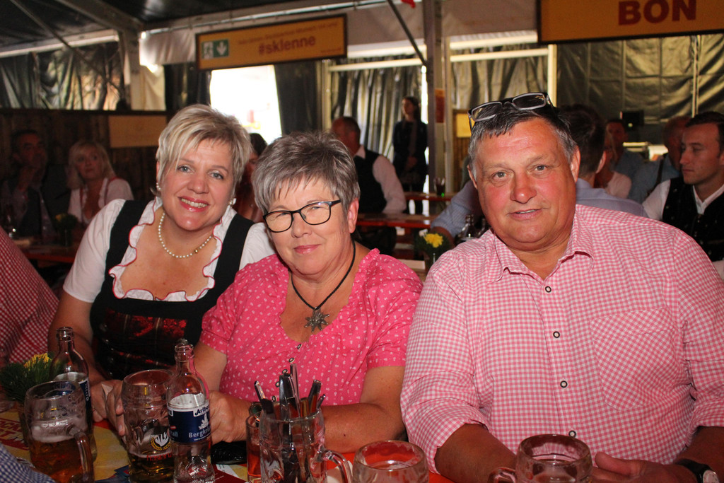 IMG_2597 Michaela Gort mit Ilse und Rudolf Mock.JPG