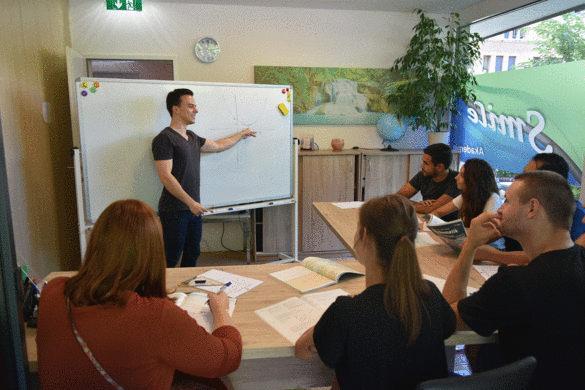 Smile Akademie Luca an Tafel.gif