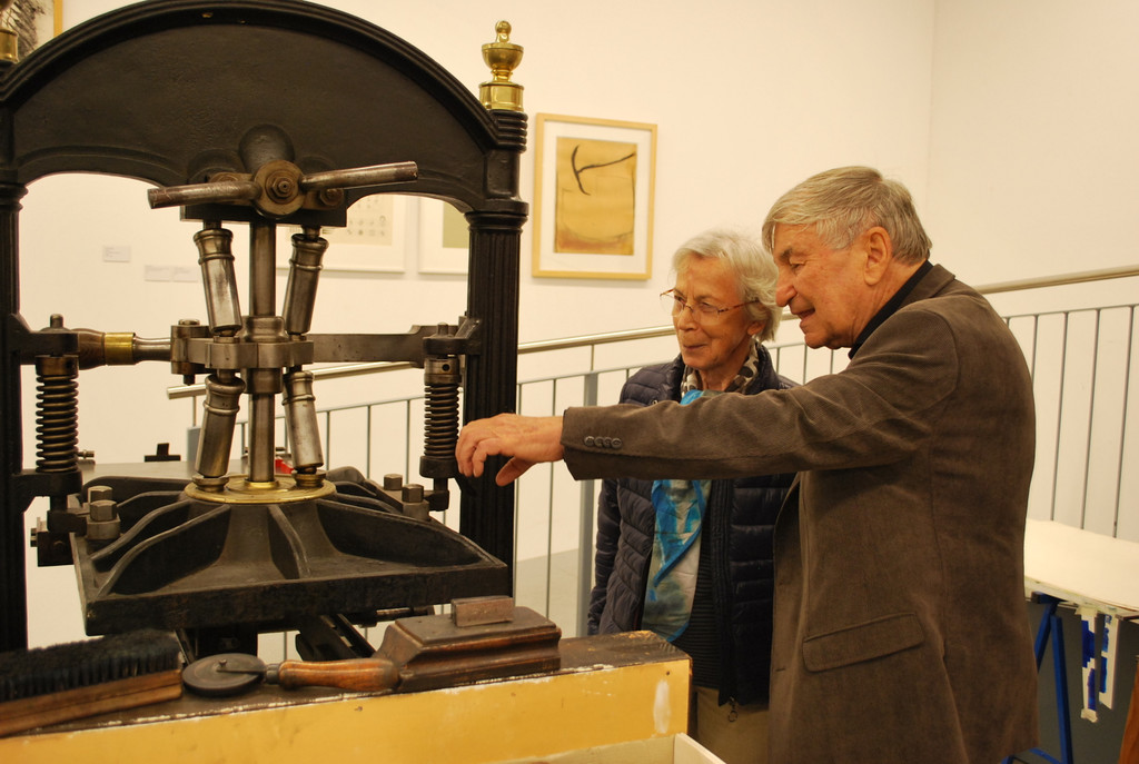 DSC_1791_ Im Druckwerk Lustenau bestaunen Professor Gerhard Winkler und Gattin Lydia die Kniehebelpresse_ an der er einst hu.JPG