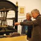 DSC_1791_ Im Druckwerk Lustenau bestaunen Professor Gerhard Winkler und Gattin Lydia die Kniehebelpresse_ an der er einst hu.JPG