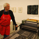 DSC_1806 Helmut Gassner zeigte_ wie die Andruckpresse geht.JPG