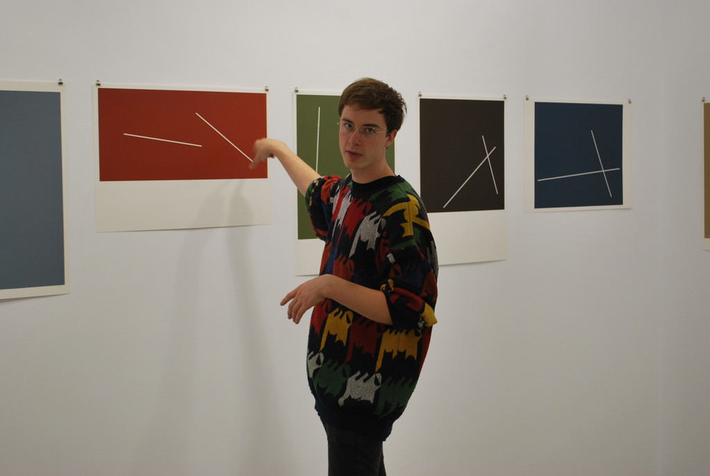 DSC_1826 Simon Nagy spricht u__ber eine Arbeit von Florian Huth.JPG