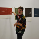 DSC_1826 Simon Nagy spricht u__ber eine Arbeit von Florian Huth.JPG